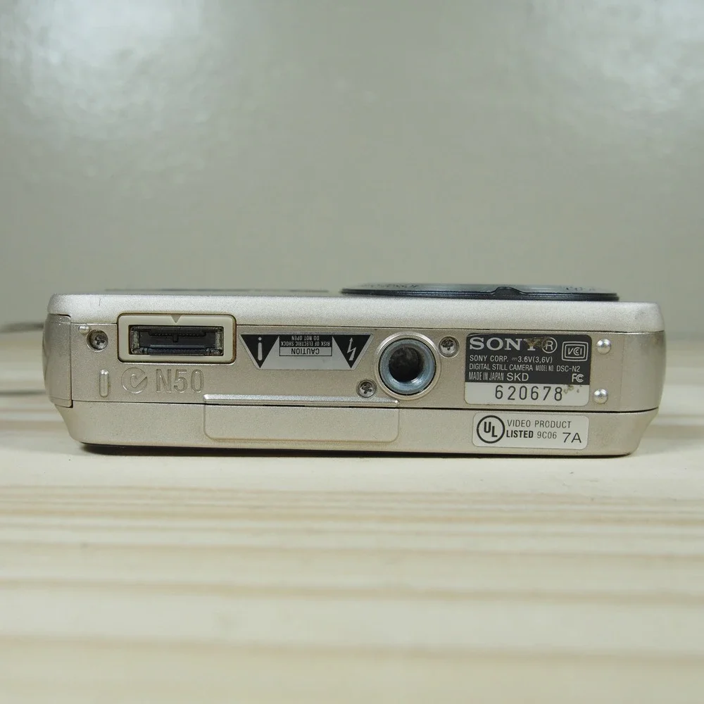 Sony CyberShot DSC-N2 10.1MP Digital Camera Bundle Silver w/Charger +‎ Battery